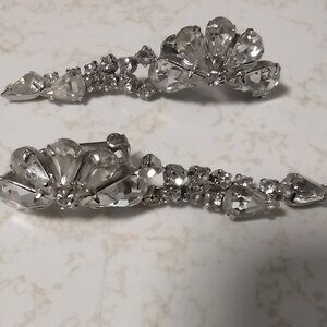 Classy flower design earrings with a sparkle